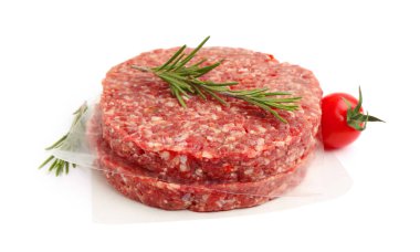 Beyaza izole edilmiş biberiyeli ve domatesli pişmemiş et köfteleri.