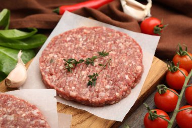 Baharatlı, domatesli ve salatalı pişmemiş köfte, yakın plan.