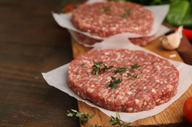 Tahta masada kekik ile pişirilmemiş köfte, yakın plan. Metin için boşluk