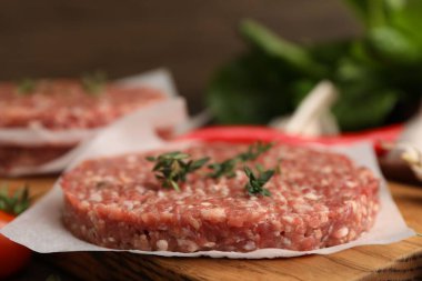 Masada kekik olan pişmemiş köfte, yakın plan.