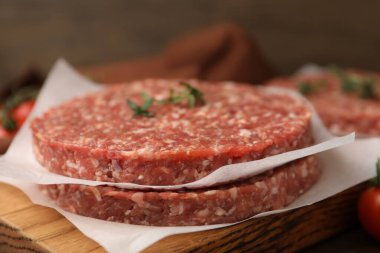 Masada kekik olan pişmemiş köfte, yakın plan.