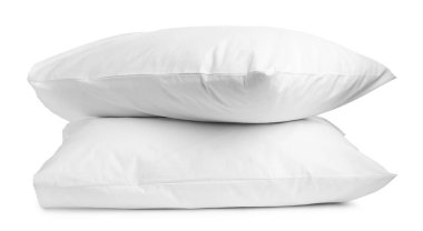 Yatak çarşafları. Temiz yastık kılıflarındaki yastıklar beyaza izole edilmiş.