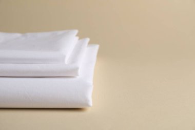 Bej arka planda yatak örtüleri, yakın plan. Metin için boşluk