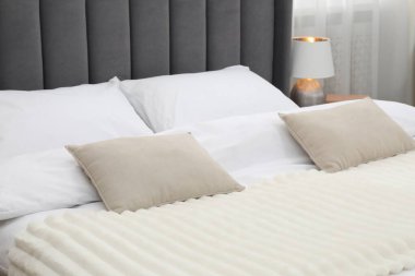 Temiz çarşafları olan rahat bir yatak, yakın çekim.