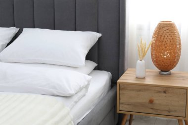 Temiz çarşafları olan rahat bir yatak, yakın çekim.