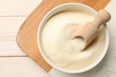 Kasede kuru jelatin tozu ve ahşap masada kepçe, üst manzara.