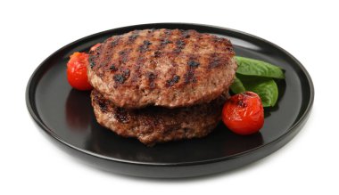 Lezzetli ızgara et köfteleri, domatesler ve beyaz üzerine izole edilmiş ıspanak.