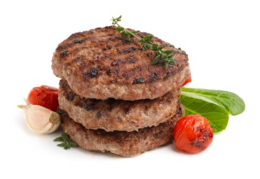 Lezzetli ızgara et köfteleri, domatesler ve beyaz üzerine izole edilmiş baharatlar.