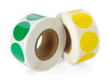 Beyaz üzerinde izole edilmiş yapışkan etiketlerin ruloları