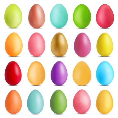Farklı renklerde boyanmış Paskalya yumurtaları beyazlar içinde izole edilmiş,
