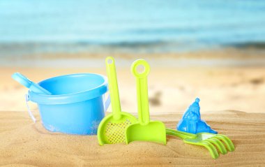 Deniz kenarındaki kumda parlak plastik plaj oyuncakları, pankart tasarımı. Yaz zamanı.