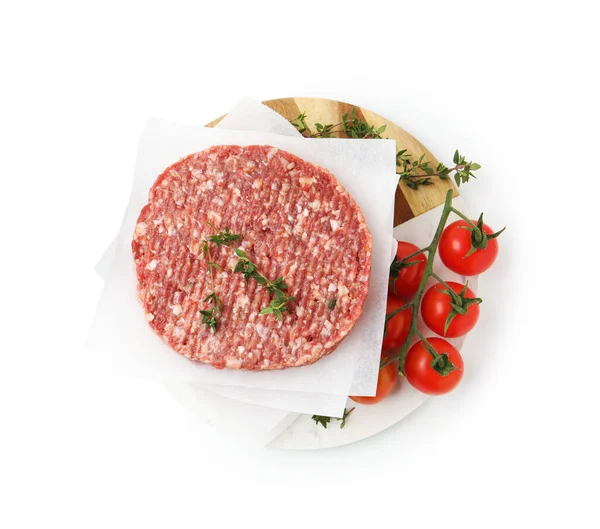 Kekik ve domatesli pişmemiş et köftesi beyaza izole edilmiş.