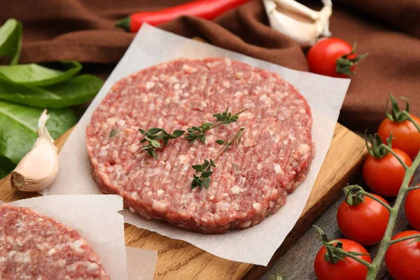 Baharatlı, domatesli ve salatalı pişmemiş köfte, yakın plan.