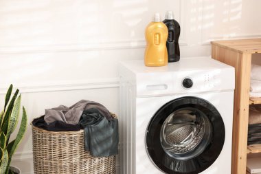Çamaşır sepetini, deterjanı ve çamaşır makinesini kapalı tut.