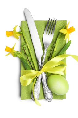 Paskalya sofrası. Güzel gümüş çatal bıçak, çiçek dekoru ve beyaz renkte izole edilmiş yumurta.
