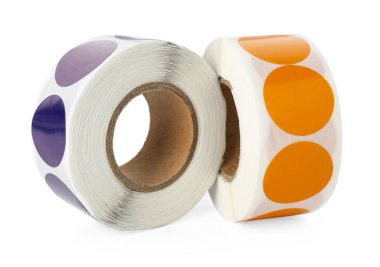 Beyaz üzerinde izole edilmiş yapışkan etiketlerin ruloları