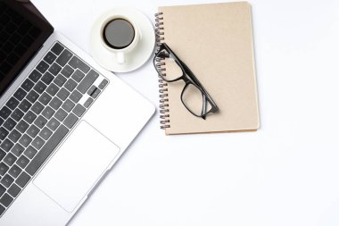 Laptop, bardaklar, dizüstü bilgisayar ve beyaz arka planda kahve, düz yatak. Metin için boşluk