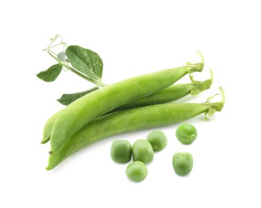 Beyazın üzerinde taze yeşil bezelyeler. Legume bitkisi