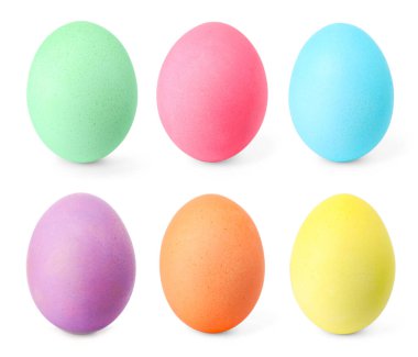 Beyaz arka planda kutlamak için boyanmış Paskalya yumurtaları.