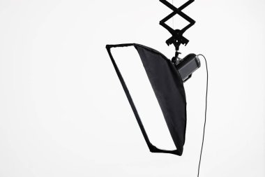 Fotoğraf stüdyosunun tavanından sarkan profesyonel ışıklandırma ekipmanları.