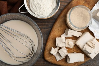 Farklı maya türleri, un ve karışım ahşap masa üzerinde, düz yatıyordu