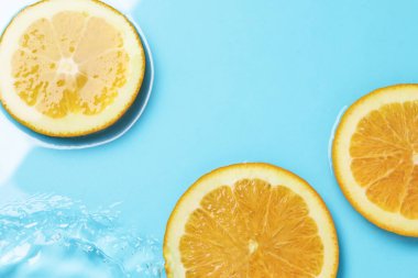 Açık mavi zemin üzerinde portakal dilimleri, düz bir zemin. Metin için boşluk