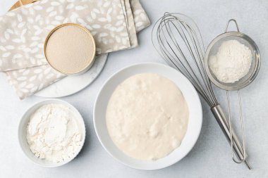 Maya hamuru ve malzemeler ışık masasında, düz yerde.