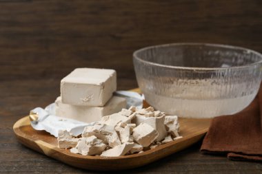 Tahta masadaki suda mayayı düzeltiyorum. Yakın plan.