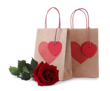 Yürekli hediye paketleri ve beyaza izole edilmiş gül. Sevgililer Günü