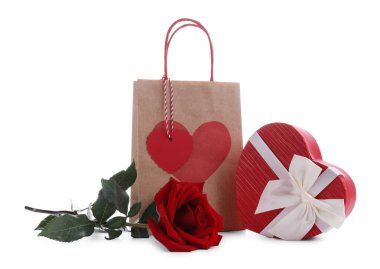 Kalp şeklinde hediye paketi ve beyaz üzerine izole edilmiş gül. Sevgililer Günü