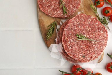 Biberiyeli pişmemiş köfteler ve beyaz fayanslı domatesler, düz yatak. Metin için boşluk