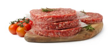 Biberiyeli pişirilmemiş köfteler ve beyaz domatesler.