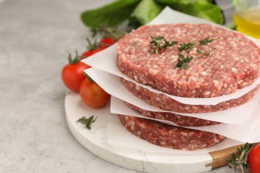 Gri masada kekik ve domatesli pişmemiş köfte, yakın plan. Metin için boşluk