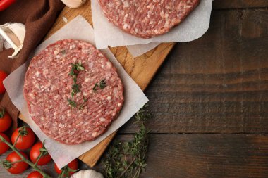 Tahta masada kekik, domates ve sarımsaklı pişmemiş et köftesi, düz yatak. Metin için boşluk