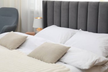 Temiz çarşafları olan rahat bir yatak, yakın çekim.