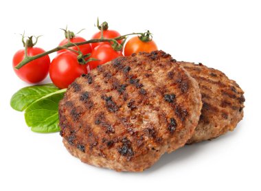 Lezzetli ızgara et köfteleri, domatesler ve beyaz üzerine izole edilmiş ıspanak.