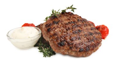 Lezzetli ızgara et köfteleri, domatesler, kekik, sos ve beyaz üzerine izole edilmiş ıspanak.