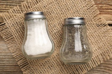 Ahşap masada baharatlı tuzluklar ve biberlikler.