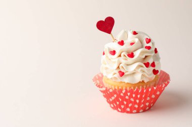 Sevgililer Günün kutlu olsun. Açık gri arka planda kalp şeklinde serpiştirilmiş lezzetli kekler, yakın plan. Metin için boşluk