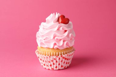 Sevgililer Günün kutlu olsun. Pembe arka planda kırmızı kalpli lezzetli kek, yakın plan.