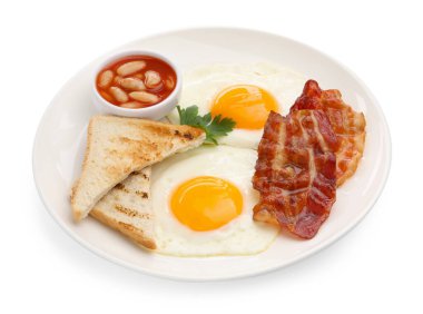 Geleneksel İngiliz kahvaltısı. Lezzetli, güneşli, pastırmalı yumurta, kırmızı fasulye ve beyaz üzerine izole edilmiş kızarmış ekmek.