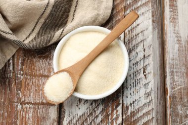 Jelatin tozu ve kaşık, ahşap masada, üst manzara.