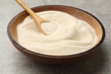 Jelatin tozu ve kaşık açık gri masada, yakın plan.