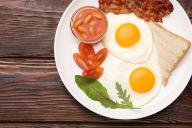 Geleneksel İngiliz kahvaltısı ahşap masa, üst manzara