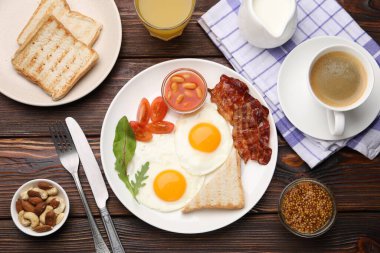Geleneksel İngiliz kahvaltısı ahşap masada servis edilir.