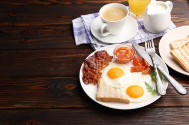 Geleneksel İngiliz kahvaltısı ahşap masada servis edilir. Metin için boşluk