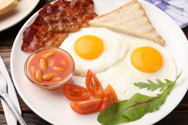 Geleneksel İngiliz kahvaltısı ahşap masada servis edilir, yakın plan.