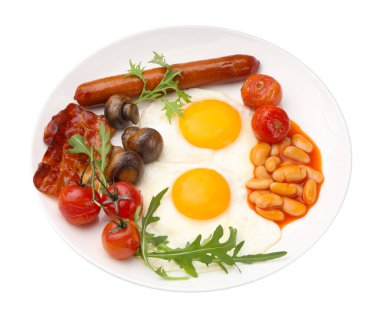 Lezzetli geleneksel İngiliz kahvaltısı beyaz üzerine izole