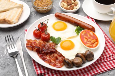 Geleneksel İngiliz kahvaltısı desenli gri masada servis edilir, yakın plan.