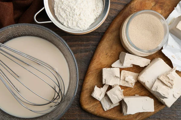 Farklı maya türleri, un ve karışım ahşap masa üzerinde, düz yatıyordu